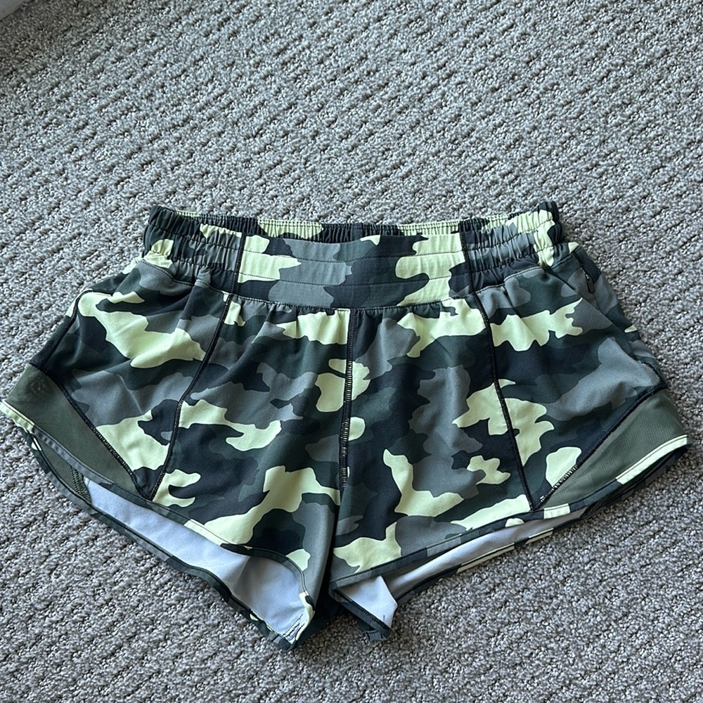 Lululemon Hotty Hot Short 2.5 inch